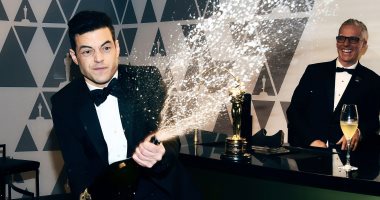 رامى مالك يحتفل بجائزة الأوسكار بـ"دش" من الشمبانيا.. صور وفيديو