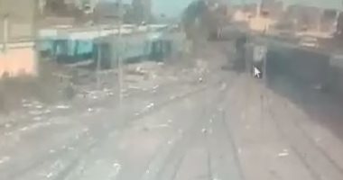 فيديو صادم يكشف كيف تسبب إهمال السائقين فى حادث قطار محطة مصر