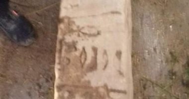 صور.. العثور على حجر أثرى أثناء أعمال حفر بقرية فى كفر الشيخ