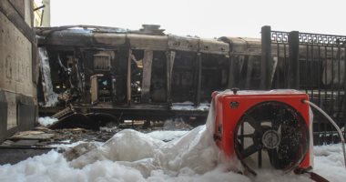 صور..  الدفع بـ 10 سيارات إطفاء ﻹخماد حريق قطار داخل محطة رمسيس