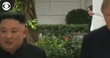 فيديو.. سيدة تظهر خلف رئيس كوريا الشمالية بلقاء ترامب وكيم تثير التساؤلات