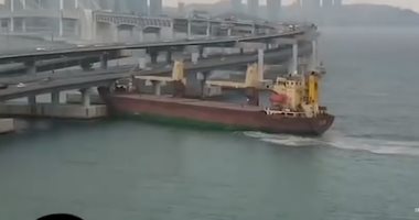 القبطان سكران.. لحظة اصطدام سفينة شحن بجسر فى كوريا الجنوبية ..فيديو