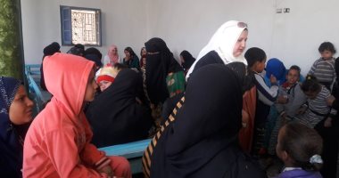 صور.. المجلس القومى للمرأة بسوهاج: حملة طرق الابواب هدفها الاستماع إلى المرأة الريفية