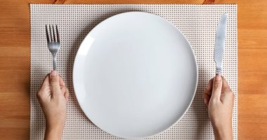 كتر السوائل وامضغ الأكل كويس.. نصائح للحفاظ على وزنك بعد عزومات رمضان 