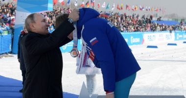 بوتين يشارك فى تتويج الفائزين فى مسابقة التزلج الجامعية