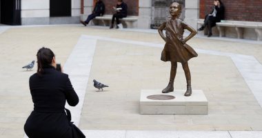 فى اليوم العالمي للمرأة.. لندن تحتفل بتمثال الفتاة الشجاعة والثور.. صور
