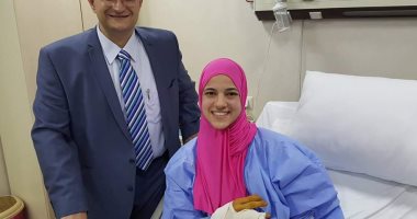 صورة..وزير الرياضة يطمئن على هداية ملاك بعد إجرائها عملية جراحية 