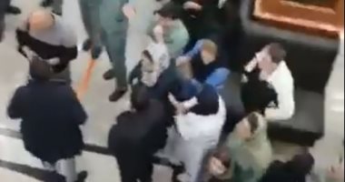 فيديو.. موظفو مستشفى فى إيران يحتجون على تأخر صرف رواتبهم