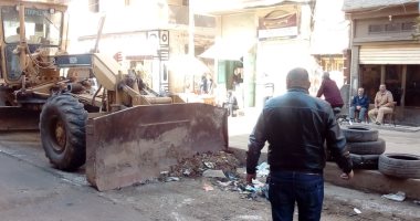  رئيس مدينة المحلة يقود حملة نظافة بشوارع المدينة