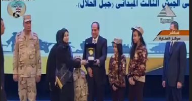 الرئيس السيسى يكرم أسر شهداء القوات المسلحة خلال الندوة التثقيفية..فيديو