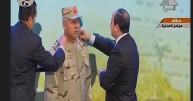 فيديو..الرئيس السيسي يرقى اللواء كامل الوزير إلى رتبة فريق