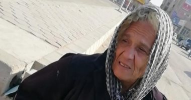 قصة كفاح.. "أم رضا" 65 عاما تجمع القمامة لتبيعها وتأكل بثمنها