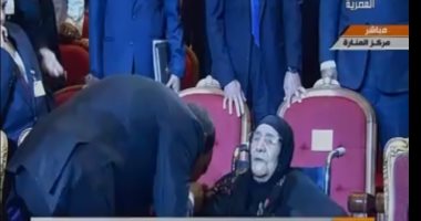 فيديو.. الرئيس السيسى يقبل يد والدة شهيدين بالقوات المسلحة 