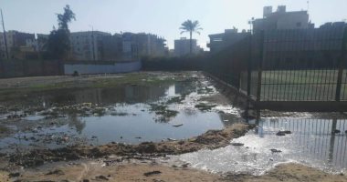 لجنة هندسية تعاين ملعب مركز شباب بلبيس بعد غرقه بمياه الصرف