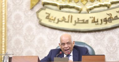 رئيس النواب مازحا: "الوزراء مُخصص لهم أماكن حلوة مش عايزين يجوا ليه؟"