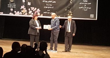 إيناس عبد الدايم تهدى درع وزارة الثقافة لأبطال العرض المسرحى "الطوق والأسورة"