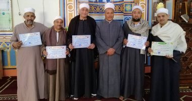 "أوقاف الأقصر" تكرم 5 من مقيمى الشعائر لكفائتهم وحرصهم على مساجدهم