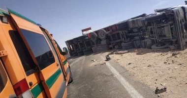 إصابة شخصين بحادث انقلاب شاحنة نقل على طريق الداخلة الفرافرة بالوادى الجديد