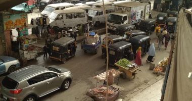 الباعة الجائلون يتسببون فى أزمة مرورية بشارع المنيرة الغربية بإمبابة