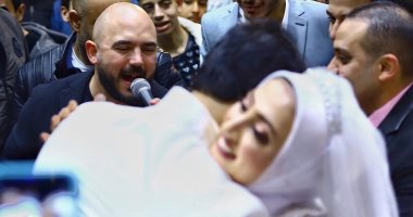 صور.. محمود العسيلي يحقق حلم واحدة من معجباته بالغناء فى حفل زفافها