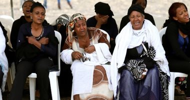 صور.. عائلات ضحايا الطائرة الإثيوبية المنكوبة تزور موقع التحطم