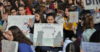 صور.. طلاب المدارس يحتشدون أمام الكونجرس لتشديد الرقابة على السلاح