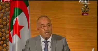 رئيس وزراء الجزائر يبدأ محادثات تشكيل حكومة جديدة 