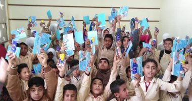 "مياه الفيوم" توزع  240 ألف كتاب تلوين وعلبة ألوان على تلاميذ المدارس