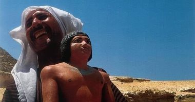 صورة عمرها 17 سنة.. الكاتب المصرى يثير بهجة خفير فى صحراء الهرم