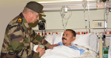 وزير الدفاع يزور المرضى بالمستشفيات العسكرية ويأمر بتوفير إمكانيات الرعاية
