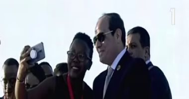 الشباب العربى والإفريقى يلتقطون صور سليفى مع الرئيس السيسي بنيل أسوان 201903160522372237.j
