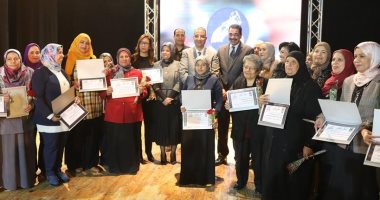 محافظ سوهاج يكرم 25 قيادة نسائية فى احتفالية "المرأة المصرية 100 عام"