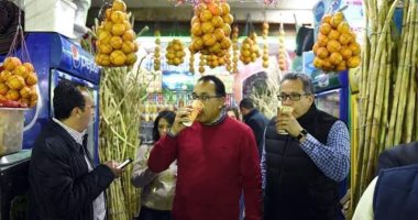 رئيس الوزراء ووزيرا السياحة والآثار يتناولون عصير القصب فى أسوان