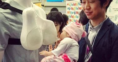 شركة يابانية تطور ثديين للرجال لإرضاع أطفالهم مثل الأمهات