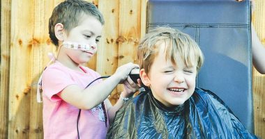 "بيست فريند".. طفل يحلق شعره لجمع تبرعات لصديقته مريضة السرطان.. صور 