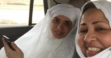 صورة بالملابس البيضاء.. دينا فى السعودية لأداء مناسك العمرة