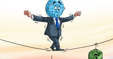 الكرة الأرضية تمشى على خط للوصول إلى الأمن والأمان فى كاريكاتير اليوم السابع