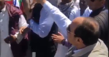 فيديو.. الرئيس السيسي يوقف موكبه لتحية ومصافحة أبناء محافظة أسوان