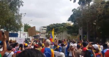 شاهد.. اشتباكات بين الفنزويليين أمام مستشفى بمظاهرات لإظهار الأزمة الصحية