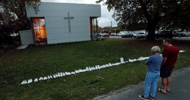 تكريما لأرواح الشهداء.. 50 حذاء أبيض أمام كنائس نيوزلندا