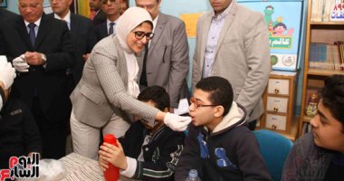 وزيرة الصحة تعطى تلاميذ مدرسة القصر العينى قرص القضاء على الديدان