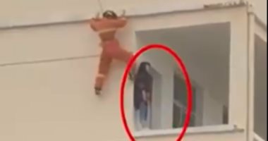فيديو وصور.. حركة خاطفة من رجل إطفاء تنقذ فتاة قبل انتحارها بلحظات