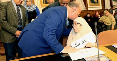 محافظ القاهرة يقبل رؤوس الأمهات المثاليات أثناء تكريمهن