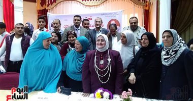 فيديو وصور.. "تعليم كفر الشيخ" تحتفل بعيد الأم بتكريم العاملات والعاملين فى الإدارة