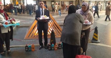 السكة الحديد توزع ورد وحلوى على ركاب محطة مصر بمناسبة عيد الأم