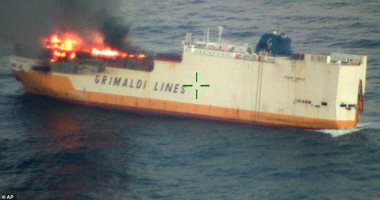 "شقا عمرهم راح".. سفينة شحن إيطالية تغرق بـ2000 سيارة باهظة الثمن ..صور