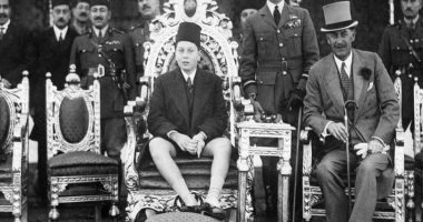 قصة صورة.. الملك فاروق يشهد استعراضا للطيران بمصر الجديدة بـ"بالشورت"