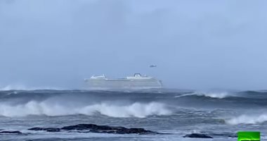 شاهد.. عملية إجلاء 1300 شخص من سفينة سياحية تعطل محركها بالنرويج