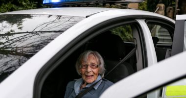 "دخلوها السجن".. الشرطة الإنجليزية تحقق أمنية سيدة عمرها 104 أعوام.. صور