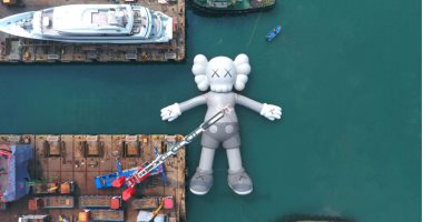 "جثة لطيفة عائمة".. ماذا يفعل تمثال عملاق على سطح مياه هونج كونج؟